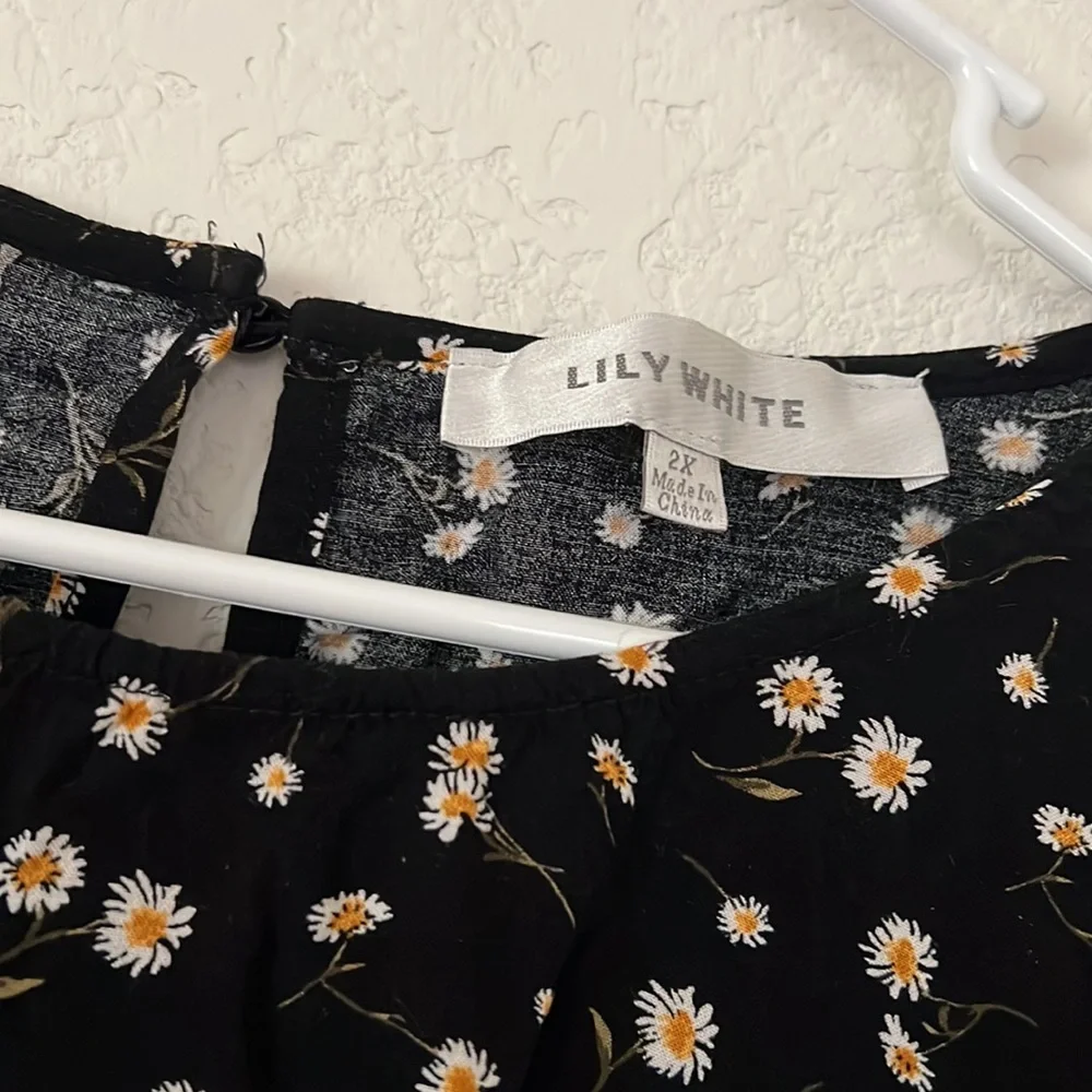 Lily White black floral blouse - Picture 2 of 3